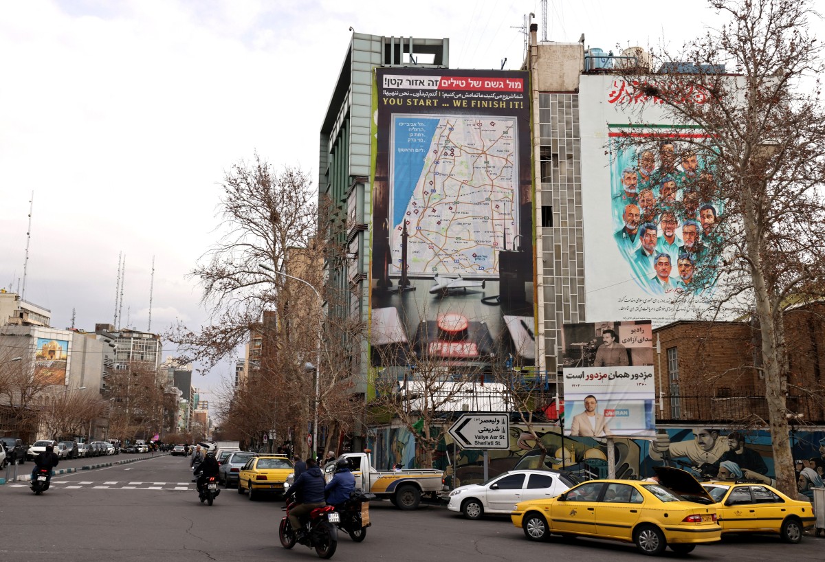 لوحة إعلانية عملاقة لخريطة أهداف محتملة في تل أبيب، معروضة في ساحة فلسطين بطهران. (أ ف ب)