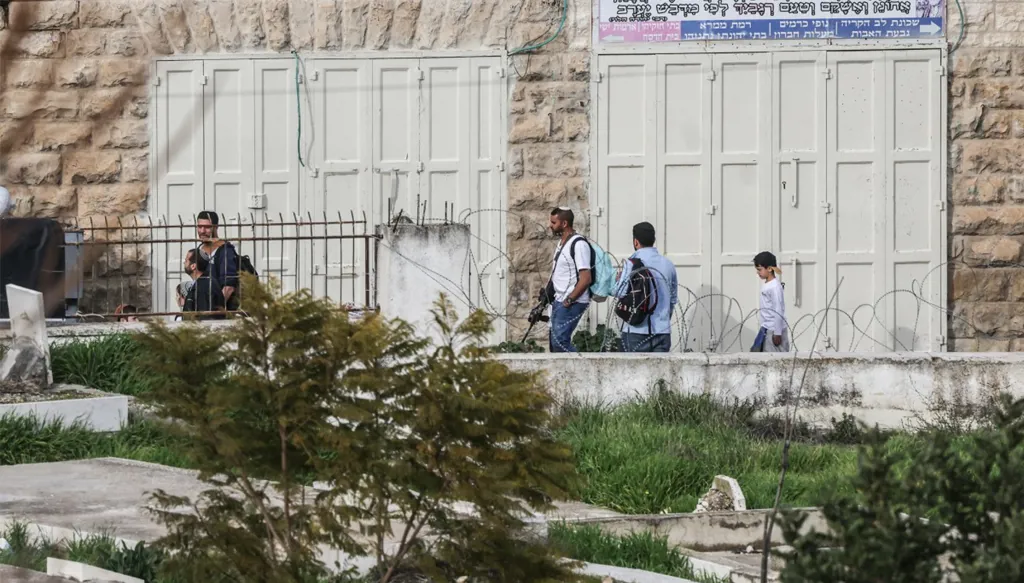 إسرائيل تستغلّ الفوضى الإقليمية... إجراءات جديدة في الضفّة تمهيداً للضمّ