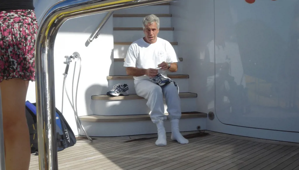 وزير التجارة الأميركي يقر بتناوله الغداء مع ابستين في جزيرته