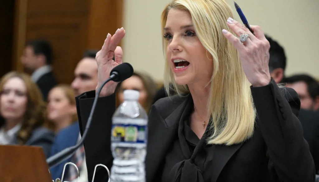 وقت بام بوندي في وزارة العدل نفد… الولاء المطلق لترامب ليس كافياً