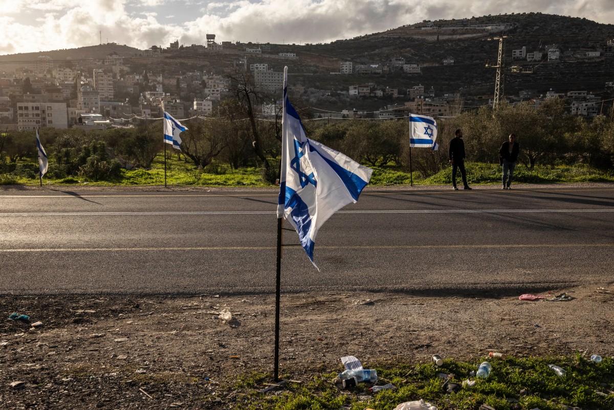 أعلام إسرائيلية في الضفة. (أ ف ب)