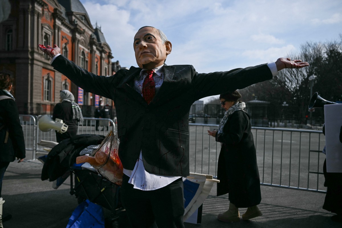 شخص يرتدي قناعًا ويقلد رئيس الوزراء الإسرائيلي بنيامين نتنياهو يتظاهر بالقرب من البيت الأبيض ضد زيارة نتنياهو إلى الولايات المتحدة في واشنطن. (ا ف ب)