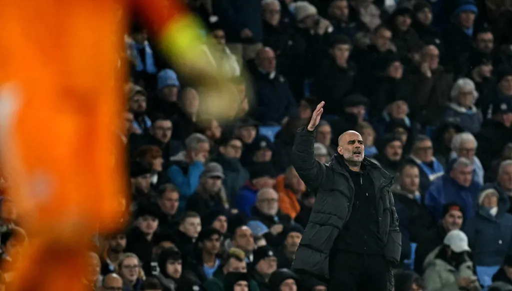 غوارديولا يقلّل من تعثر أرسنال ويتحدث عن سباق اللقب والعنصرية