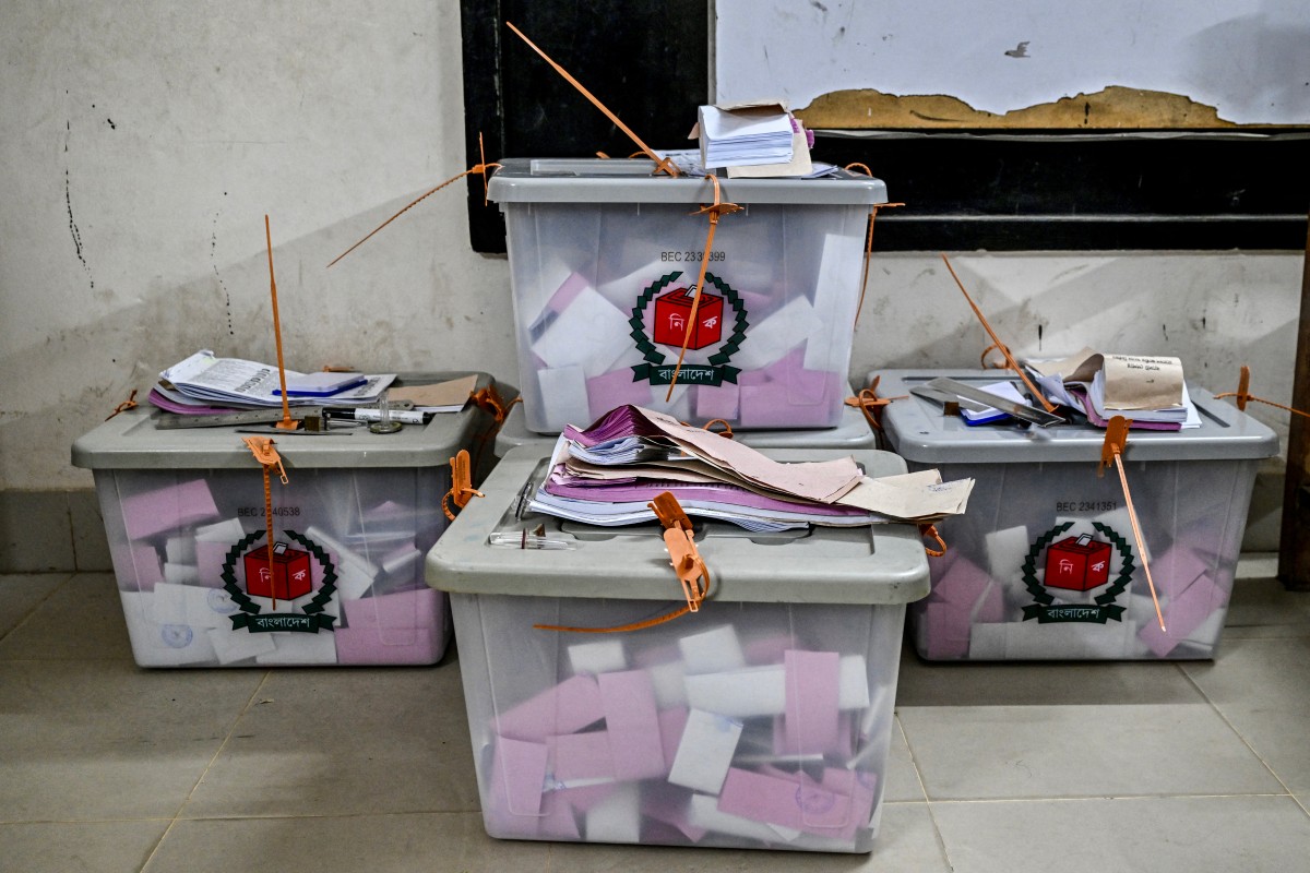 صناديق الاقتراع المختومة مكدسة قبل فرز الأصوات في مركز اقتراع خلال الانتخابات العامة في بنغلادش. (أ ف ب)