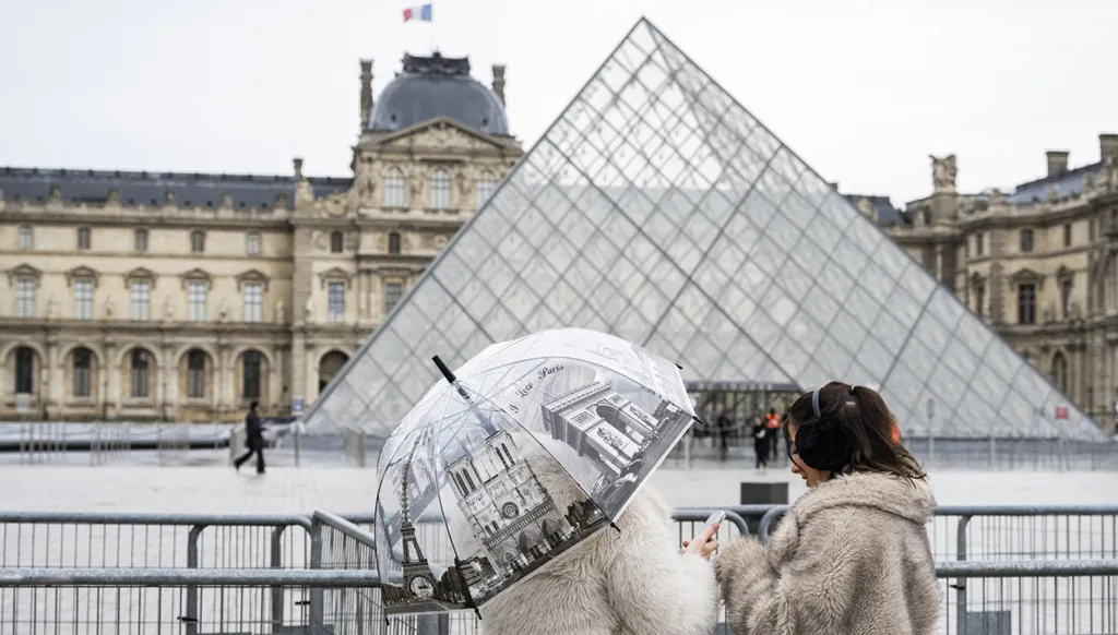 الشرطة الفرنسية تفكّك شبكة احتيال بتذاكر اللوفر وتوقف موظفيْن
