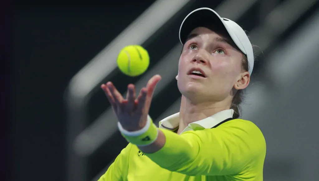 معاناة مستمرّة... خروج مفاجئ لريباكينا من دورة دبي