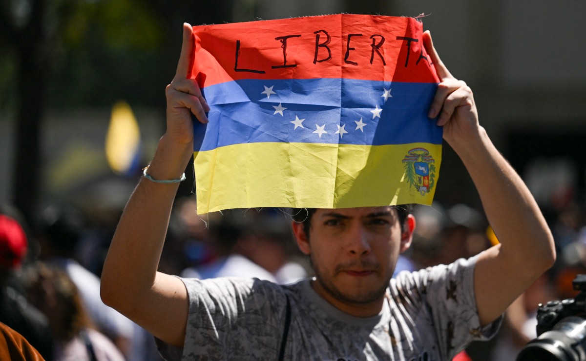 متظاهر في فنزويلا. (أ ف ب)
