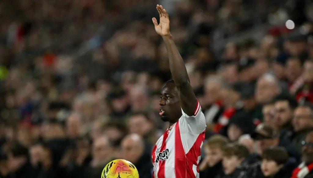 لاعب برينتفورد يكشف عن جنس مولوده بطريقة مذهلة (فيديو)