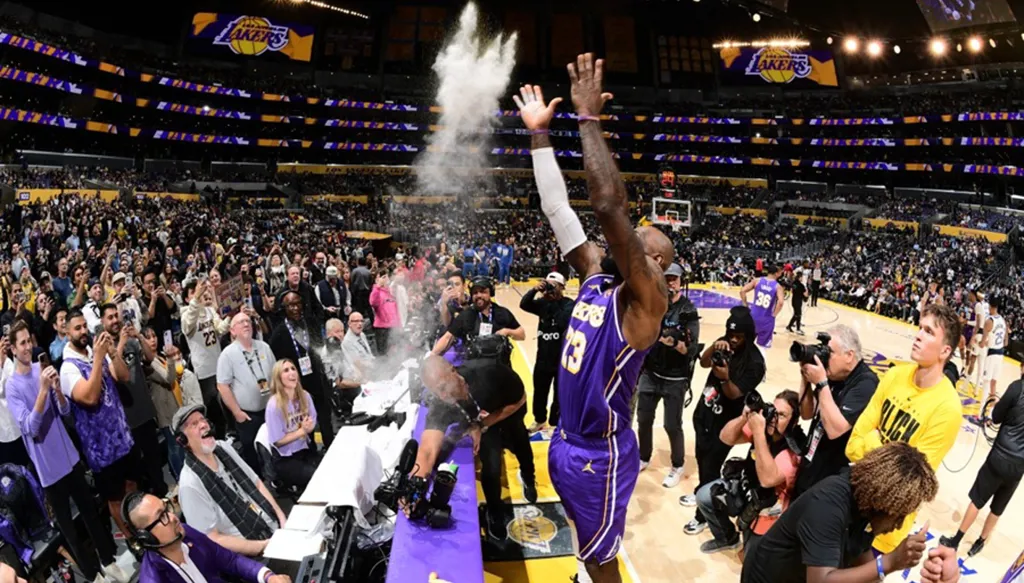 ليبرون جيمس يقتحم التاريخ كأكبر لاعب يحقق "تريبل-دابل" في NBA