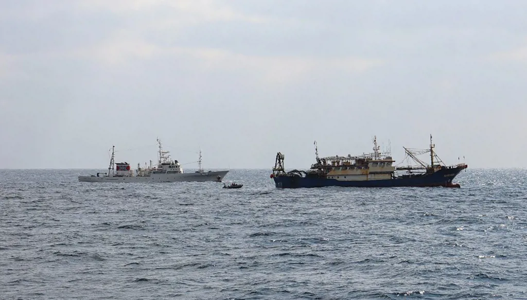 اليابان تطلق سراح قبطان قارب صيد صيني بعد يوم من احتجازه