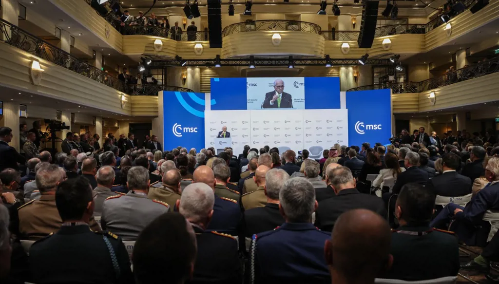 رئيس مؤتمر ميونيخ للأمن وولفغانغ إيشينغر يلقي كلمة في افتتاح الدورة الثانية والستين لمؤتمر ميونيخ للأمن. (أ ف ب)