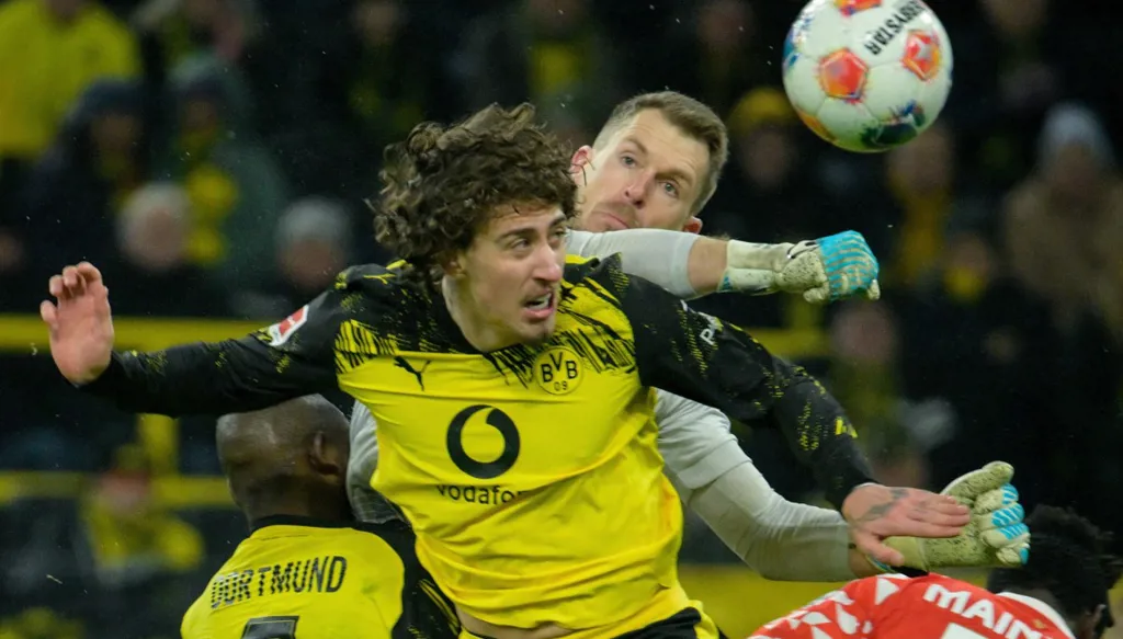 بوروسيا دورتموند يقترب من بايرن ميونيخ بعد فوز ساحق على ماينتس