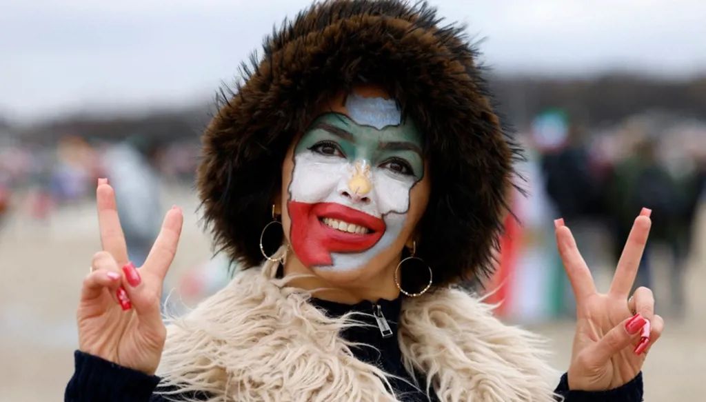 بالصور - 200 ألف متظاهر ضد السلطات الإيرانية في ميونيخ