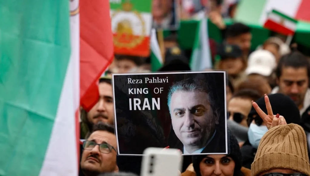 نجل الشاه السابق يتعهد أن يقود "مرحلة انتقالية" في إيران