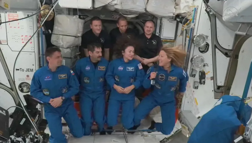 مهمة بحثية تستغرق أشهراً... وصول طاقم دولي جديد إلى محطة الفضاء