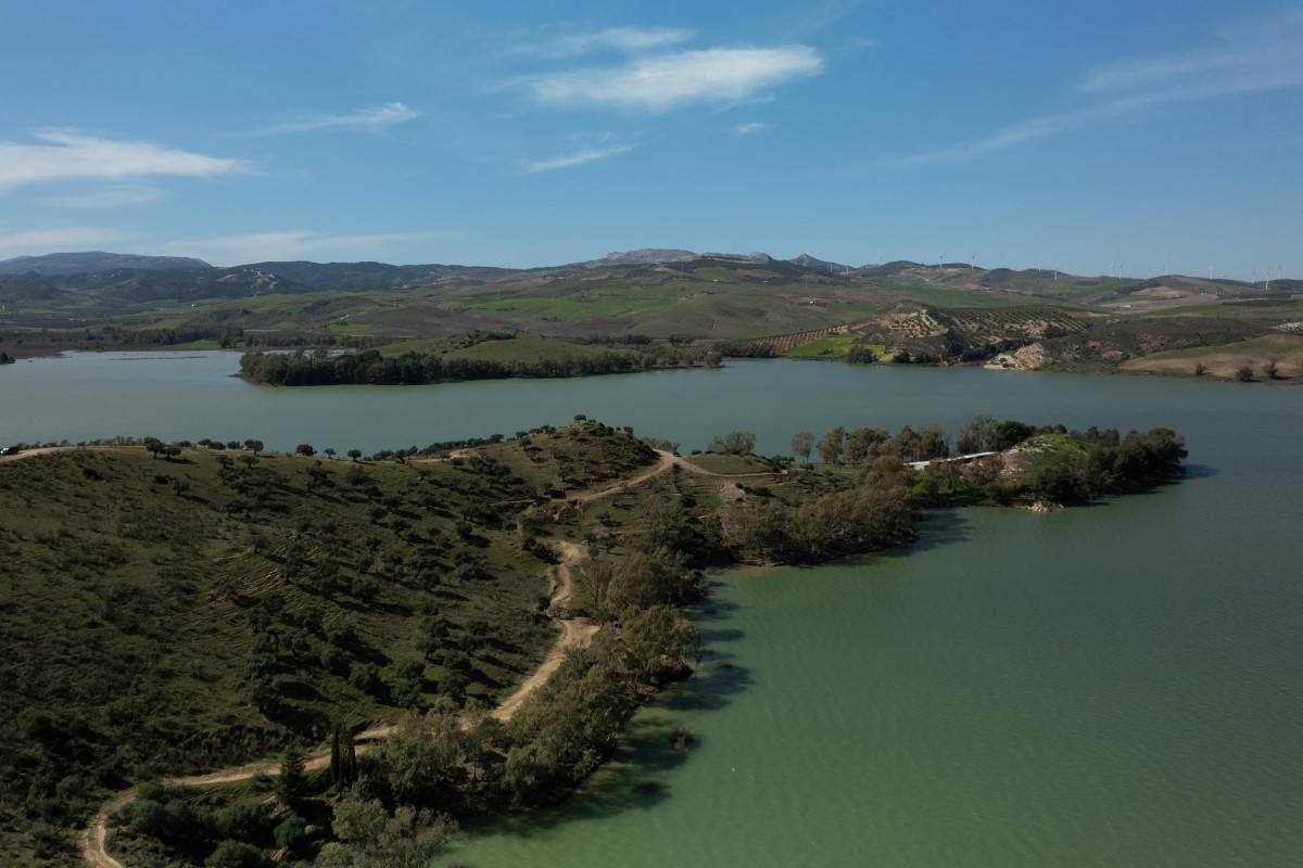 ارتفاع منسوب المياه في خزان كوندي دي غوادالهورس في أرداليس بالقرب من مالقة، جنوب إسبانيا. (أ ف ب)