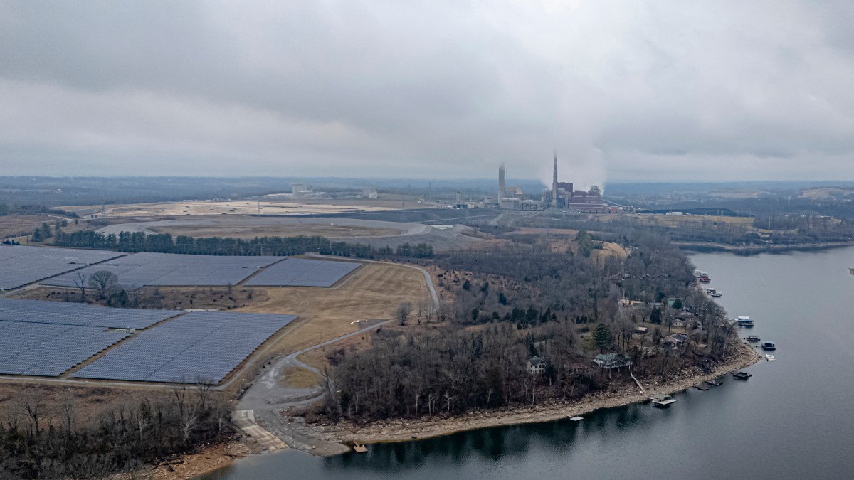 محطة توليد الكهرباء E.W. Brown، وهي محطة طاقة تعمل بالفحم، في 15 فبراير 2026 في هارودسبورغ، كنتاكي. (أ ف ب)