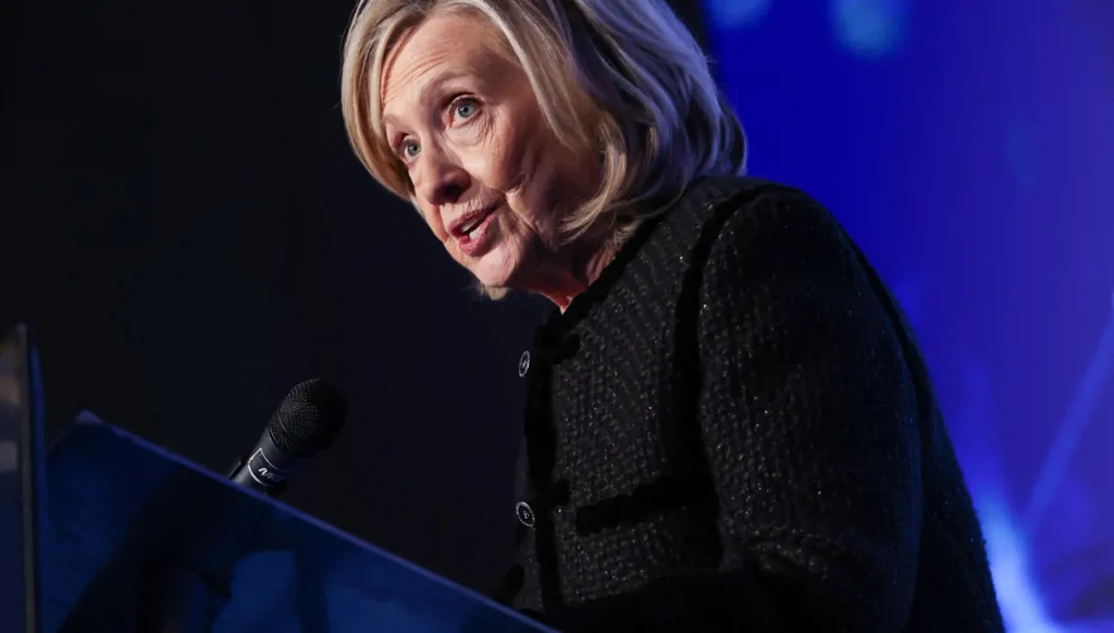 كلينتون تدلي بشهادتها في قضية إبستين... وتتّهم الجمهوريين بالتستّر على ترامب