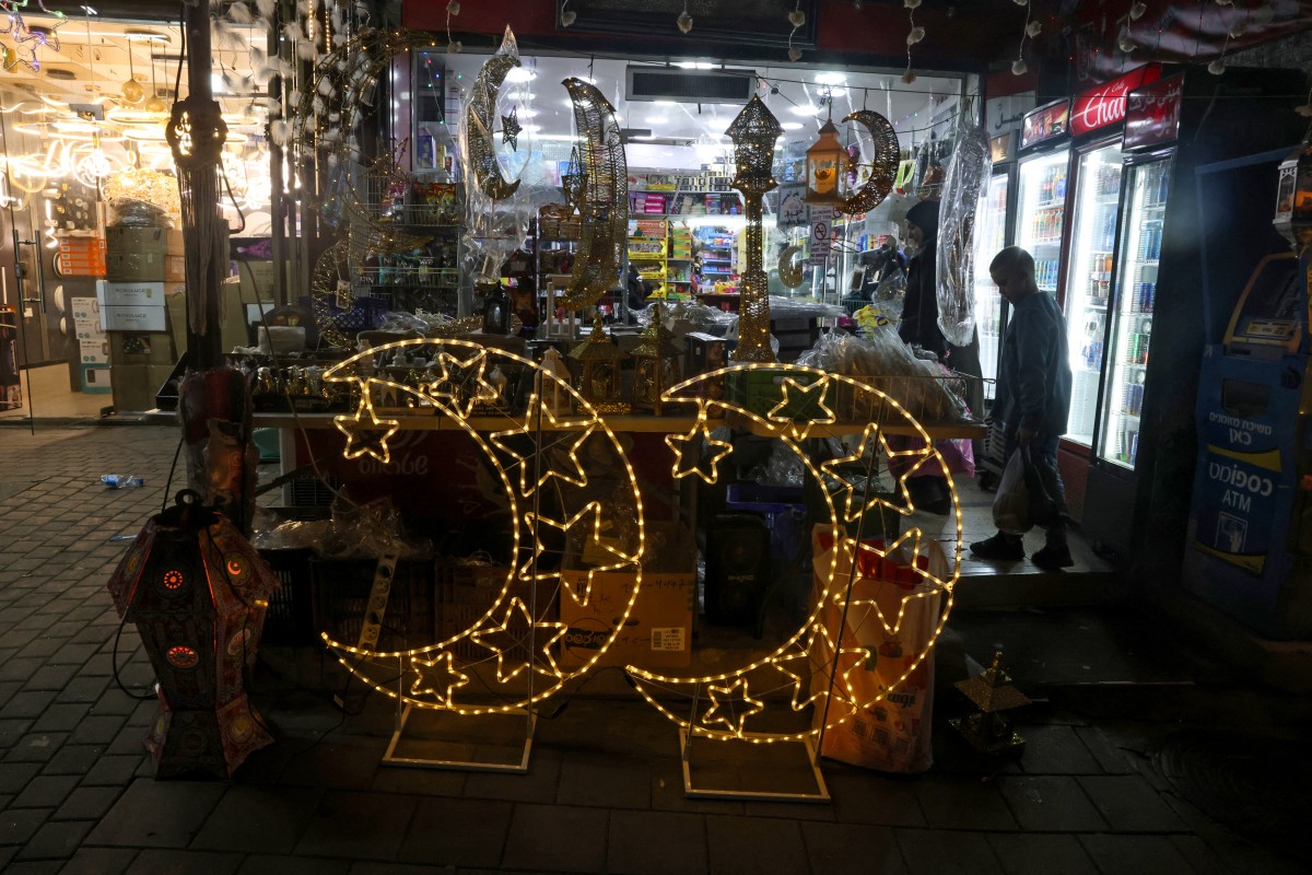 زينة شهر رمضان في القدس (أ ف ب).