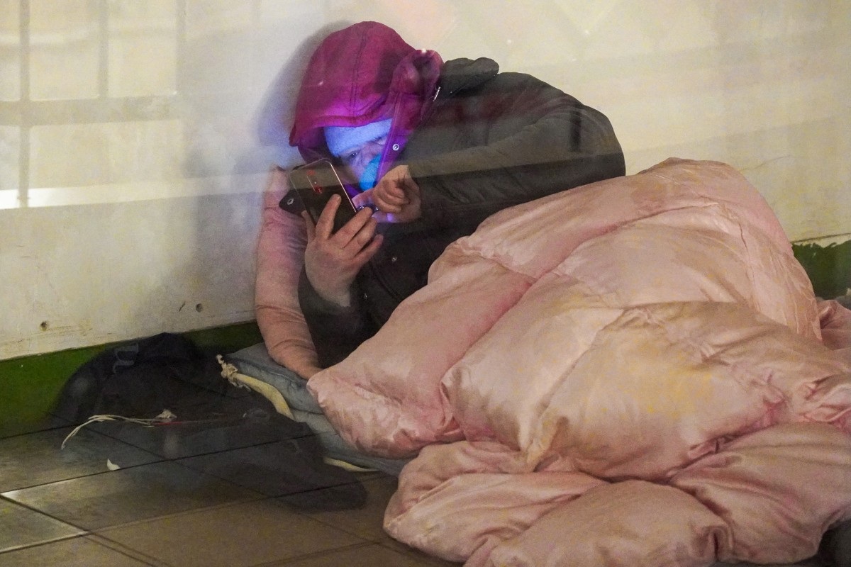 امرأة في محطة مترو أثناء إنذار غارة جوية، في كييف (أ ف ب)