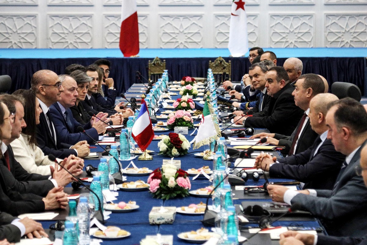 وزير الداخلية الفرنسي لوران نونيز خلال اجتماع مع نظيره الجزائري سعيد سعيود. (أ ف ب)