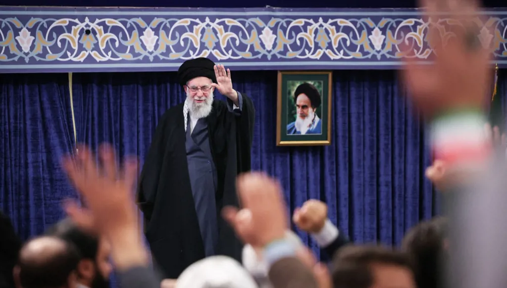 كيف تحوّل خامنئي من رئيس ضعيف إلى أقوى خمسة إيرانيين في 100 سنة؟
