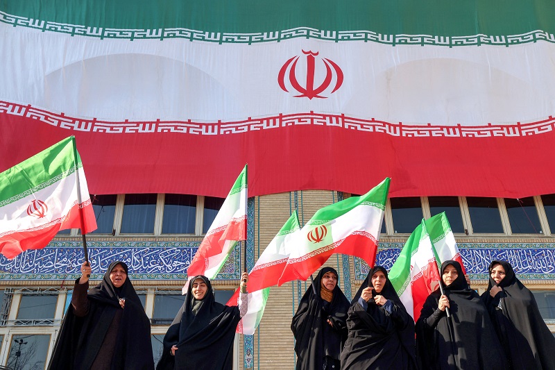 نساء يلوّحن بالأعلام الإيرانية، (ا ف ب).