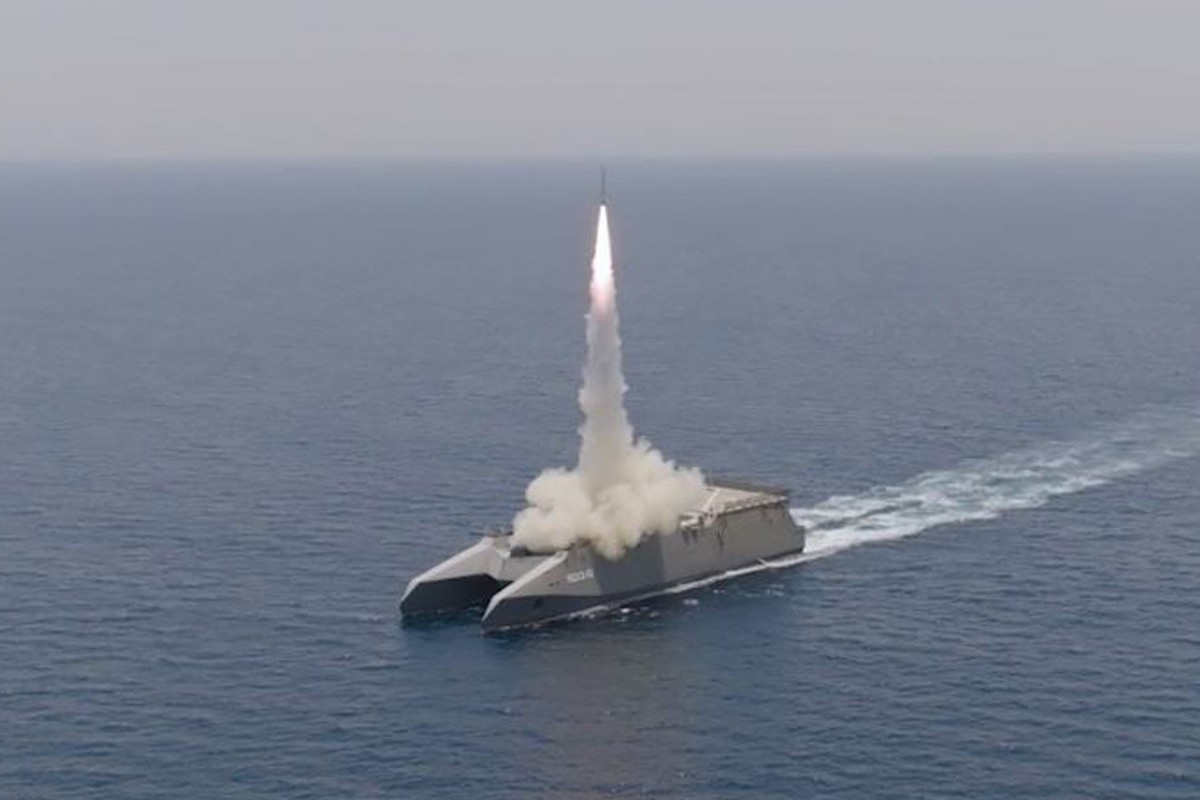 إطلاق صاروخ خلال مناورة عسكرية لعناصر من الحرس الثوري والبحرية الإيرانية في مضيق هرمز. (أ ف ب)