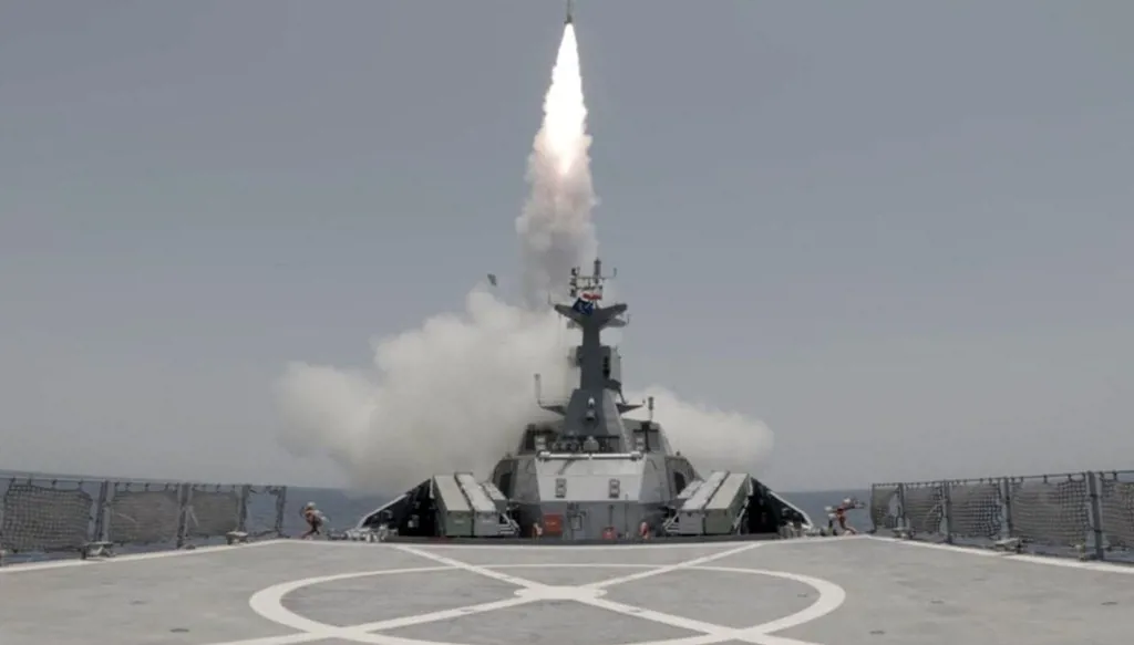 صاروخ تم إطلاقه خلال تدريبات عسكرية أجراها أفراد من الحرس الثوري الإيراني والبحرية الإيرانية في مضيق هرمز (أ ف ب).