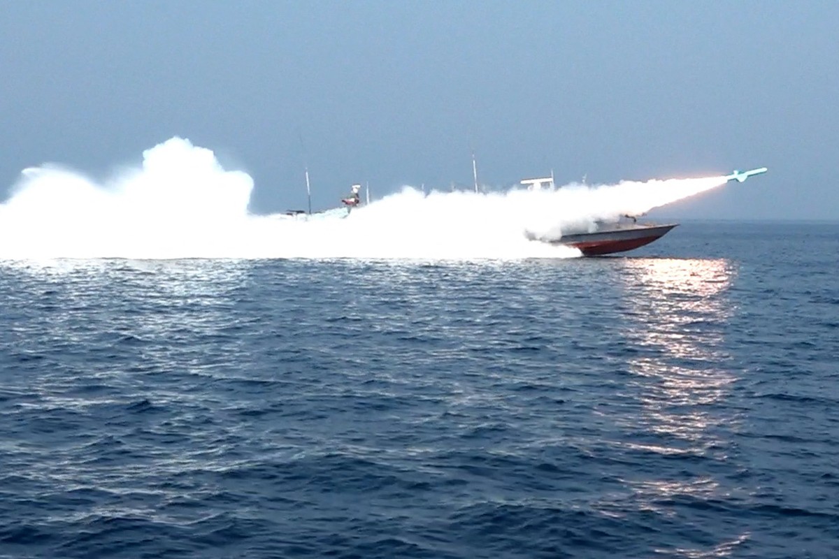 Iranian maneuvers in the Strait of Hormuz (AFP).