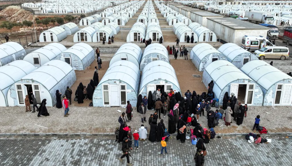 الاستخبارات الأميركية: حوالي 20 ألف شخص فروا من مخيم الهول في سوريا بينهم عناصر "داعش"