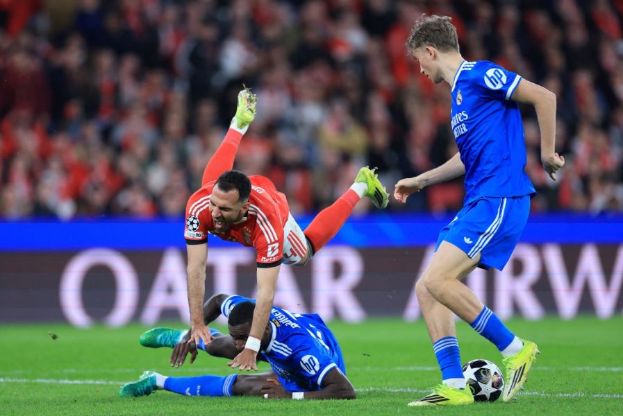 من مباراة الذهاب بين ريال مدريد وبنفيكا. (أ ف ب)