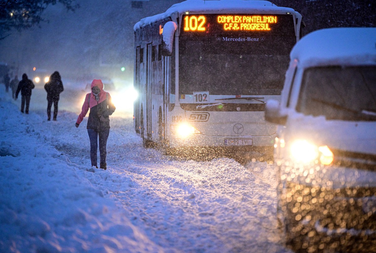 عاصفة ثلجية في رومانيا. (أ ف ب)