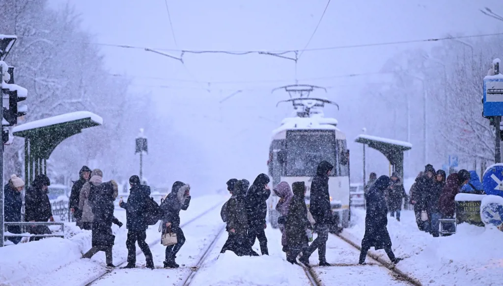 عاصفة ثلجية تقطع الكهرباء عن 200 ألف منزل في رومانيا