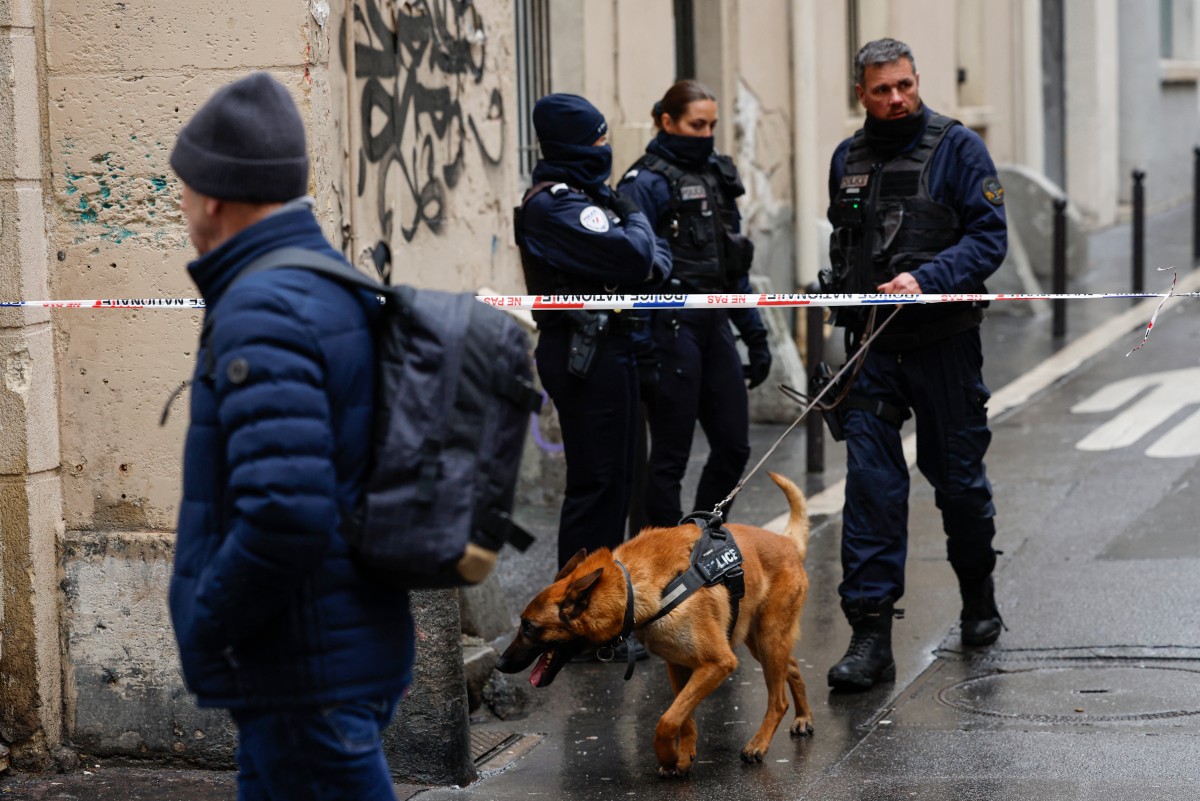 الشرطة الفرنسية تنتشر في مقر حزب فرنسا الأبية في باريس (أ ف ب).