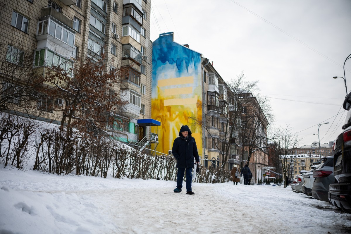 مواطن في كييف. (أ ف ب)