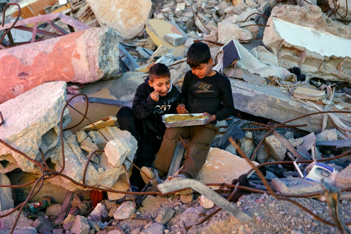 طفلان في غزة. (أ ف ب)