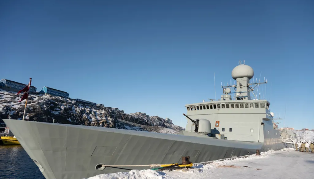 الجيش الدنماركي يُجلي أحد أفراد طاقم غواصة أميركية قُبالة سواحل غرينلاند
