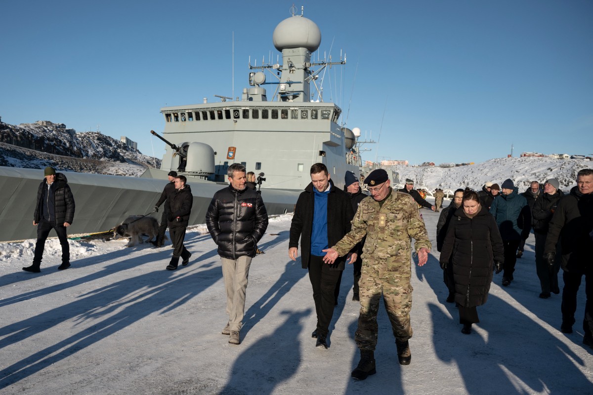 ملك الدنمارك إلى جانب رئيس وزراء وقائد القيادة المشتركة للقطب الشمالي (أ ف ب).