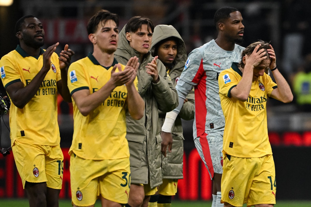 صفعة قوية يتلقاها ميلان. (أ ف ب)