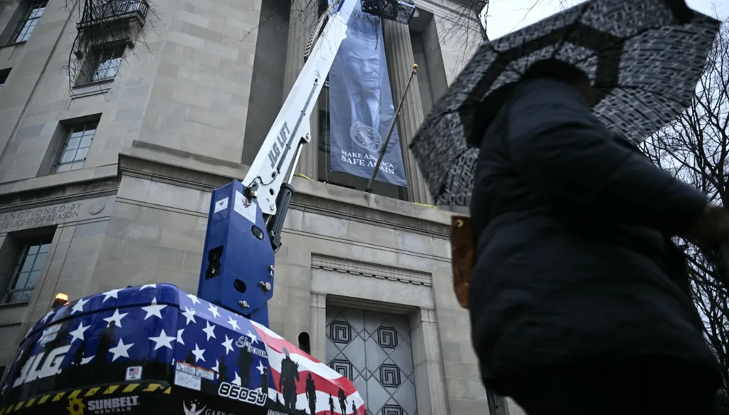 بالصور- رفع لافتة تحمل صورة ترامب على مقرّ وزارة العدل الأميركية