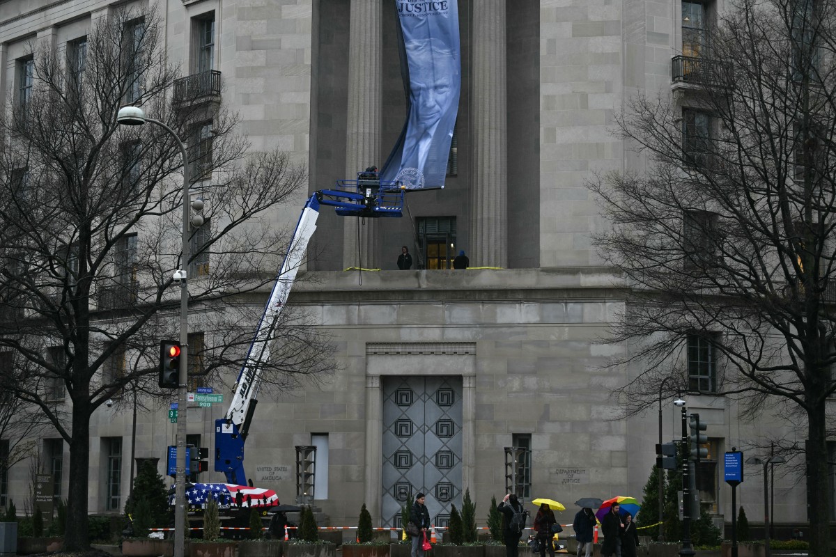 إجراءات لرفع اللافتة (أ ف ب).