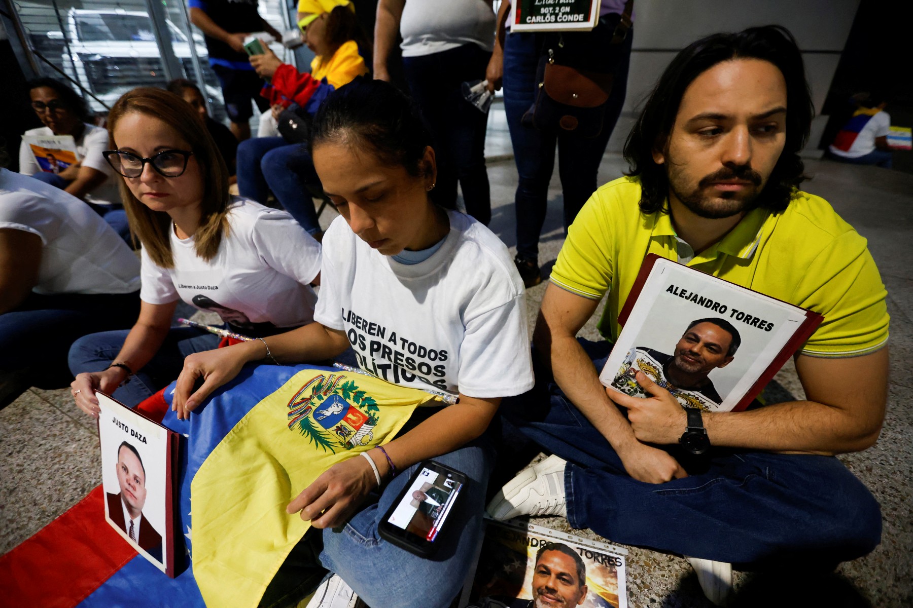 احتجاج لأهالي معتقلين سياسيين في فنزويلا (أ ف ب).