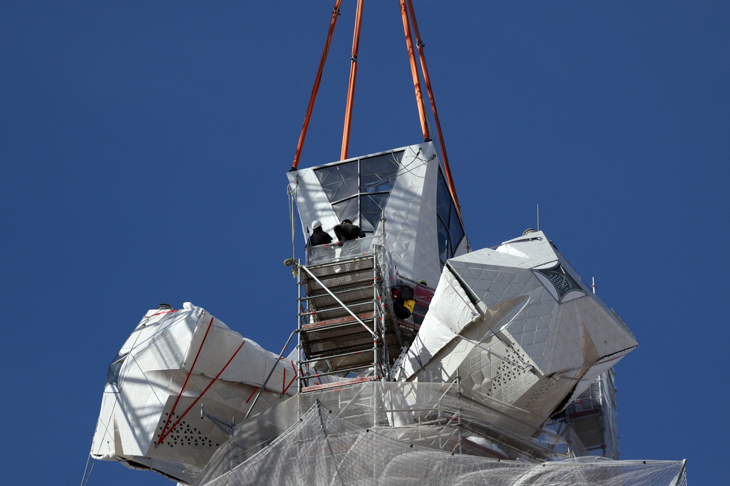 القطعة الأخيرة من الصليب. (أ ف ب)