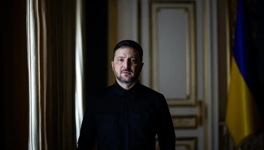 محاولات اغتيال وفضائح وحرب استنزاف... زيلينسكي المنهك صامد بعد 4 سنوات