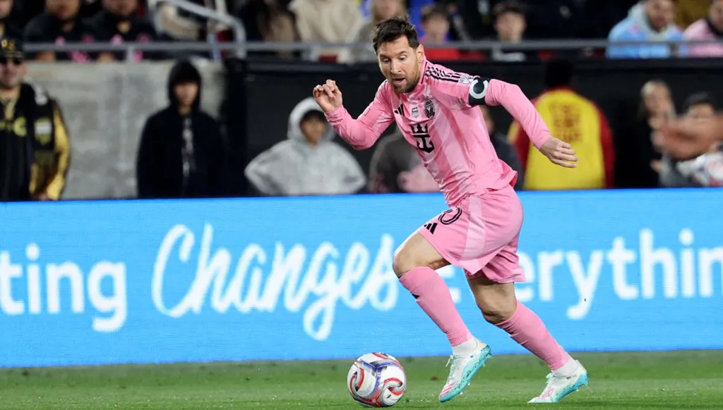 ميسي يسقط أرضاً بعد اقتحام مجموعة من المشجعين أرض الملعب (فيديو)