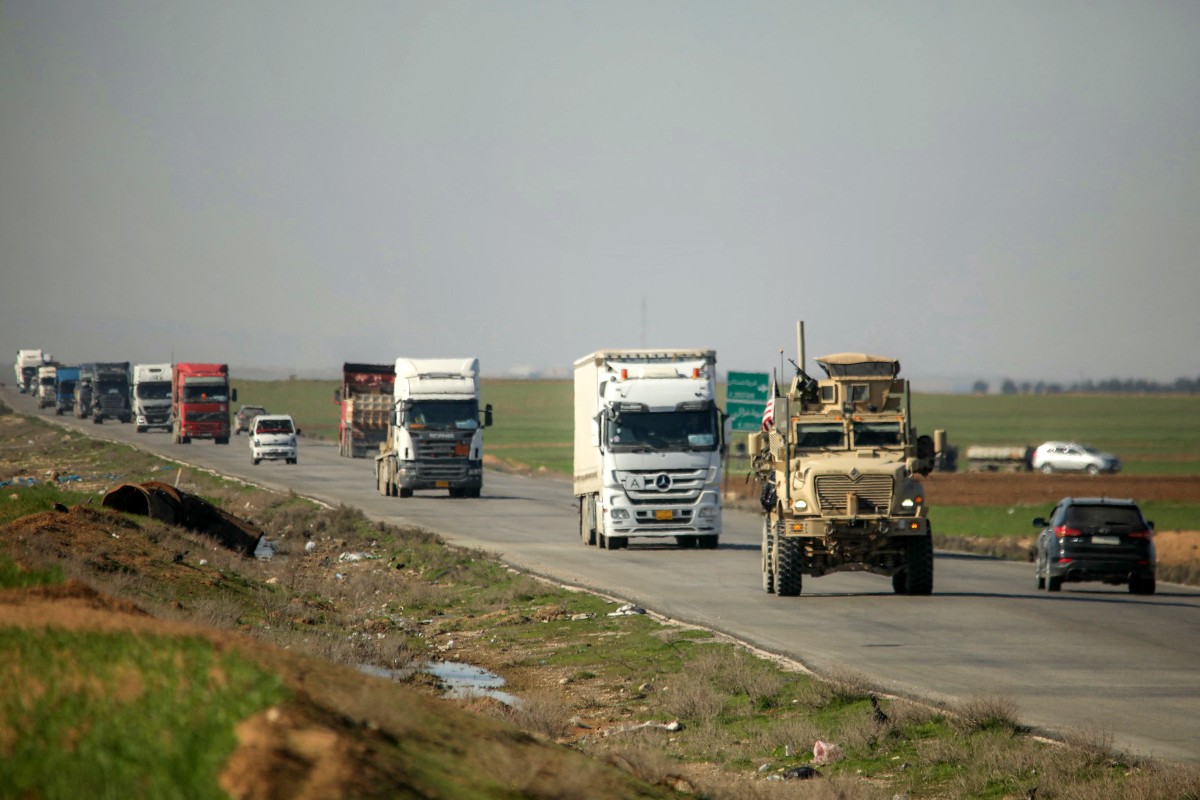 قافلة أميركية تنقل معدات عسكرية في محافظة الحسكة شمال شرق سوريا، في 23 شباط 2026. (أ ف ب)