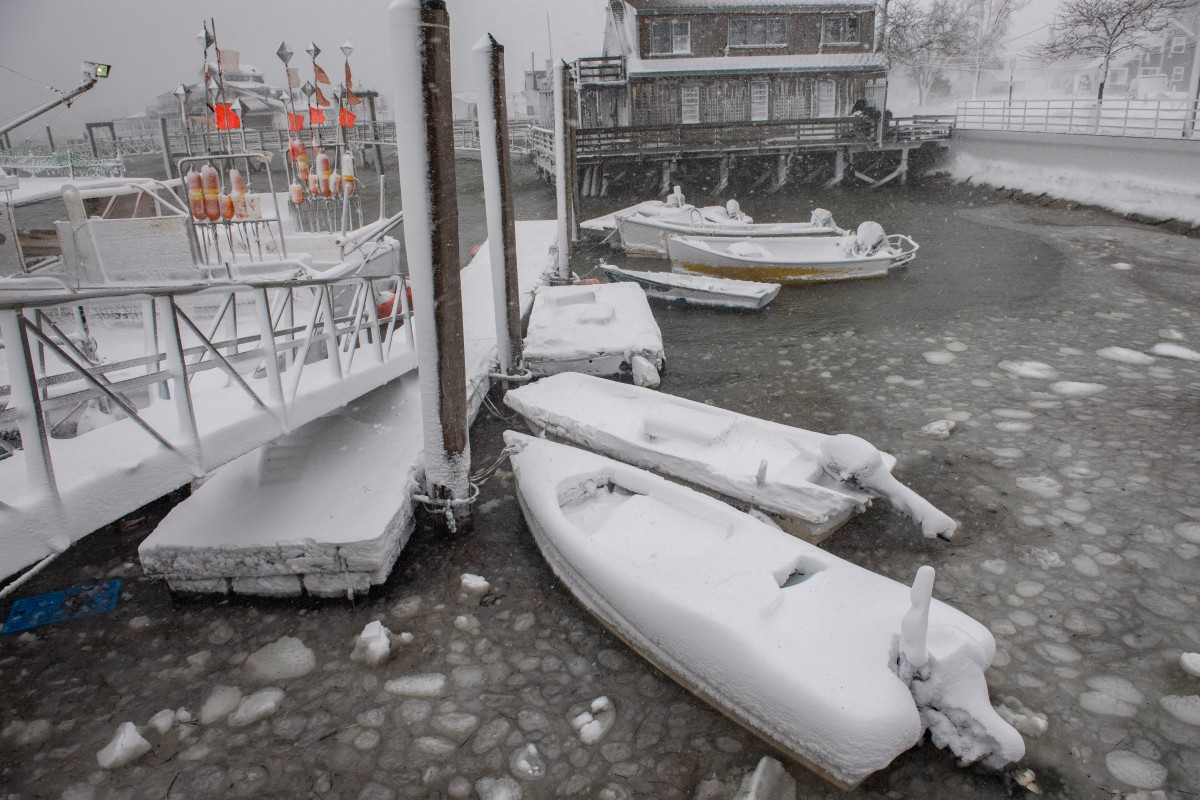 قوارب مغطاة بالثلوج في سيتوات، ماساتشوستس، في 23 شباط/فبراير 2026. (أ ف ب)