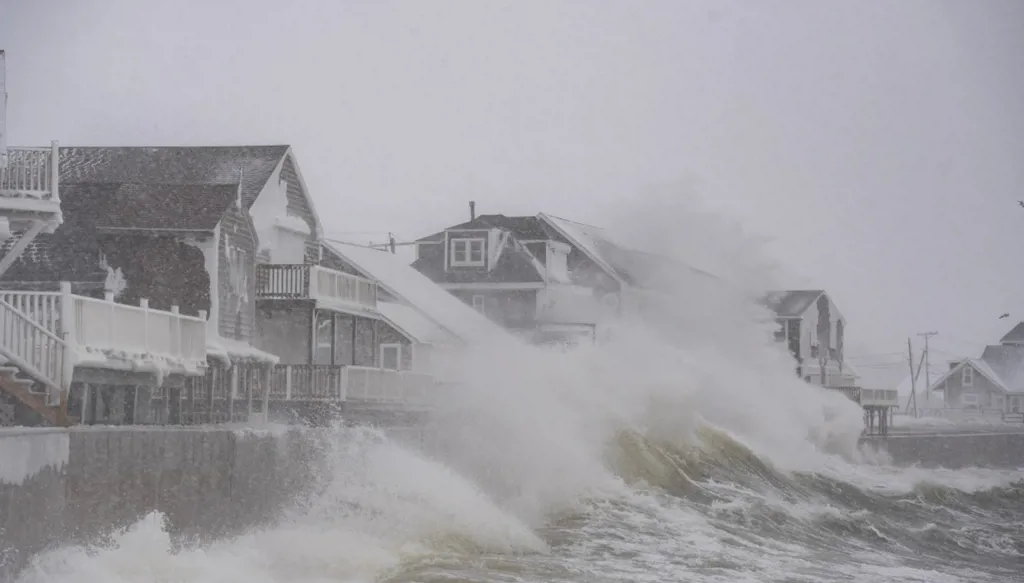 عاصفة ثلجية كبرى تضرب شمال شرق الولايات المتحدة وتستدعي حظر التنقلات