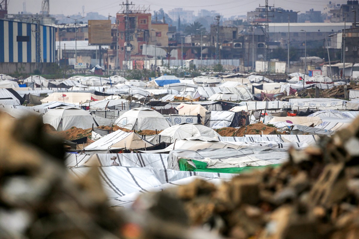 خيام وملاجئ تأوي النازحين بسبب الحرب بعد هطول أمطار غزيرة في مخيم البريج للاجئين الفلسطينيين في وسط قطاع غزة. (أ ف ب)